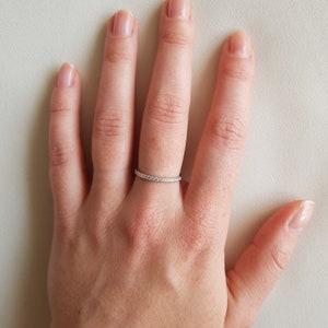 1,8 mm brede Moissanite Half Eternity ring in titanium, wit goud of zilver stapelring trouwring handgemaakte verlovingsring afbeelding 8