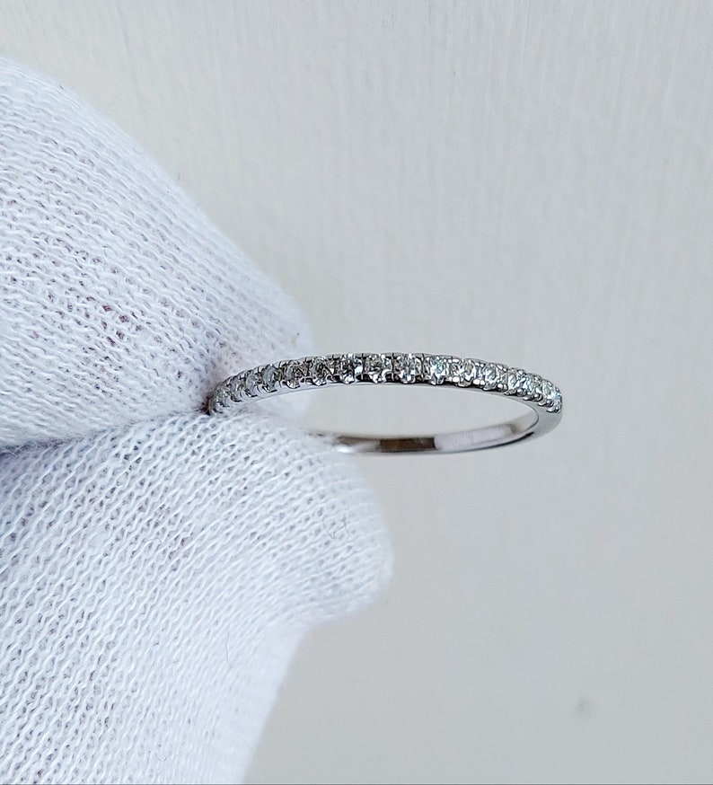 1,8 mm brede Moissanite Half Eternity ring in titanium, wit goud of zilver stapelring trouwring handgemaakte verlovingsring afbeelding 1