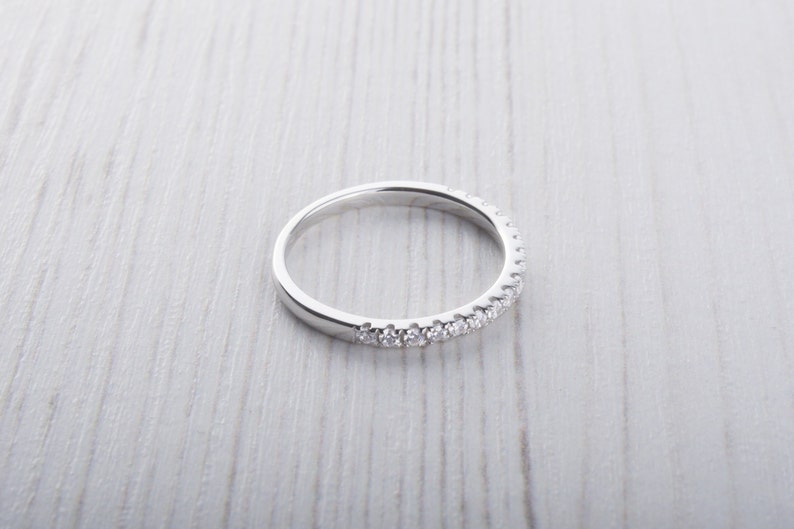 1,8 mm brede Moissanite Half Eternity ring in titanium, wit goud of zilver stapelring trouwring handgemaakte verlovingsring afbeelding 3