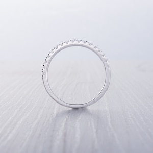 1,8 mm brede Moissanite Half Eternity ring in titanium, wit goud of zilver stapelring trouwring handgemaakte verlovingsring afbeelding 4