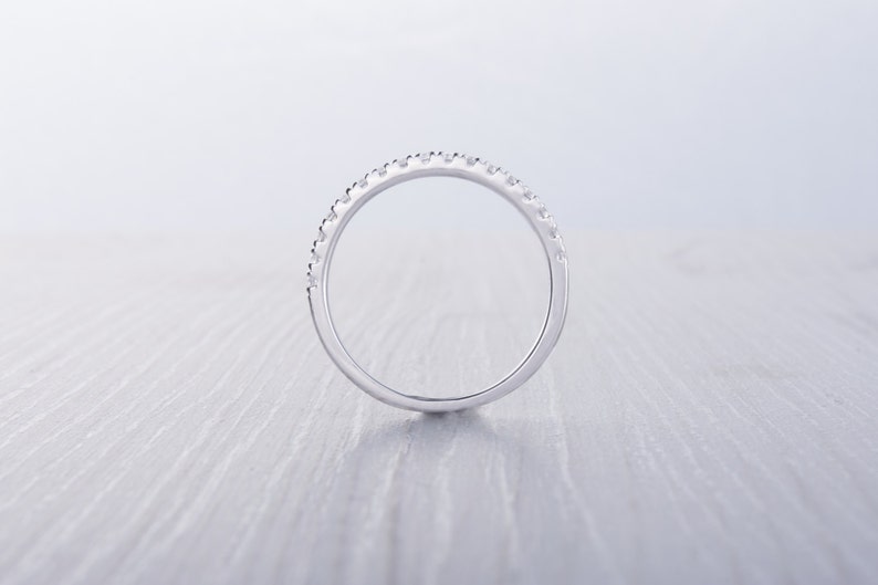 1,8 mm brede Moissanite Half Eternity ring in titanium, wit goud of zilver stapelring trouwring handgemaakte verlovingsring afbeelding 4