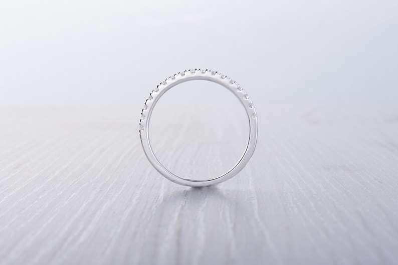 1,8 mm brede Moissanite Half Eternity ring in titanium, wit goud of zilver stapelring trouwring handgemaakte verlovingsring afbeelding 4