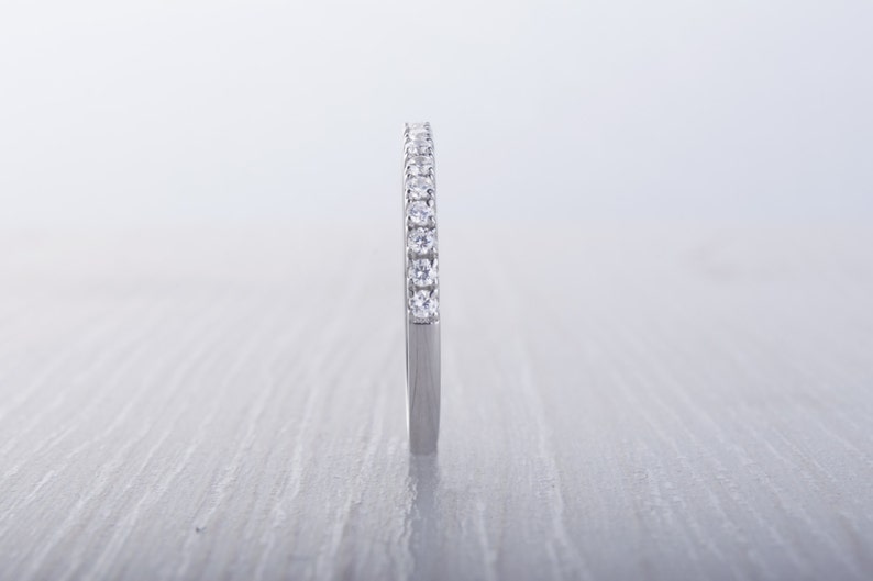 1,8 mm brede Moissanite Half Eternity ring in titanium, wit goud of zilver stapelring trouwring handgemaakte verlovingsring afbeelding 5