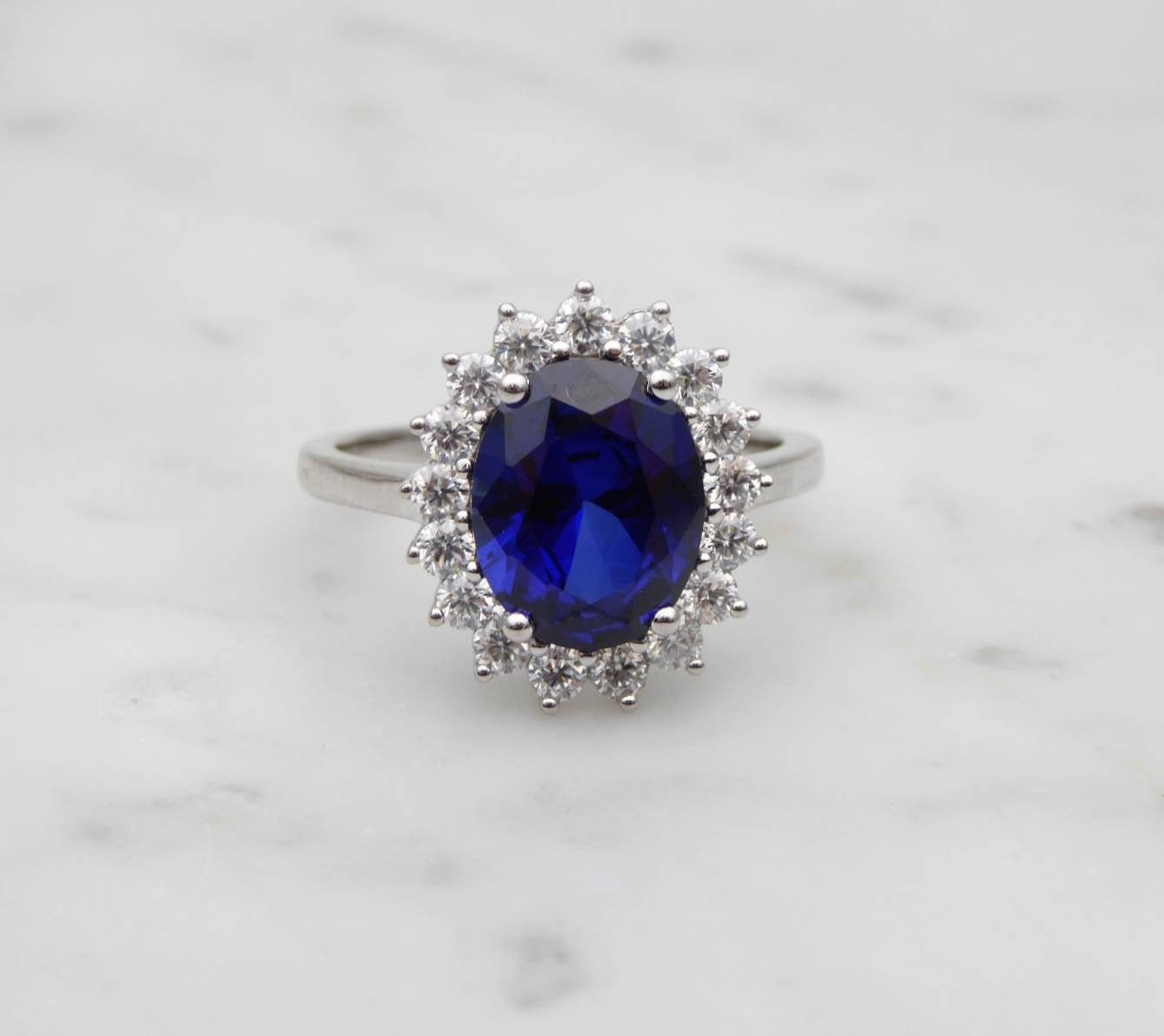 Васильковый сапфир камень. Васильковый сапфир. Драгоценный камень василькового. Васильковый сапфир камень. Васильковый сапфир камень.