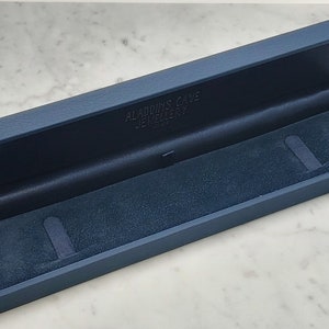 Luxury Bracelet leatherette box in navy blue