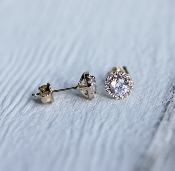 Solid Yellow Gold and Man Made Diamond Simulant Stud