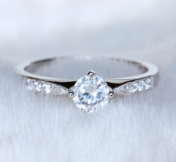 Dom kalmeren wees gegroet Natuurlijke witte saffier solitaire ring Verkrijgbaar in - Etsy Nederland