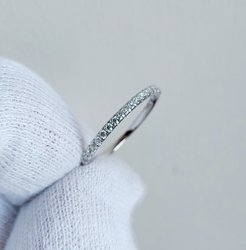 1,8 mm brede Moissanite Half Eternity ring in titanium, wit goud of zilver stapelring trouwring handgemaakte verlovingsring afbeelding 2