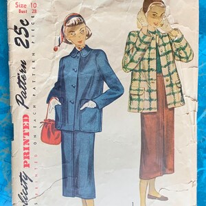 Op de afbeelding: Vintage Simplicity naaipatroon nummer 2635 voor een tweedelig outfit. Het patroon is gedrukt op een enkel vel papier en bevat instructies voor het maken van een jas en een rok. Het patroon is voor maat 10 met een borstomvang van 71 cm.