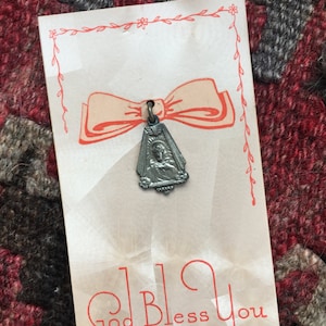 Médaille religieuse sacré-coeur en déco sur la carte originale