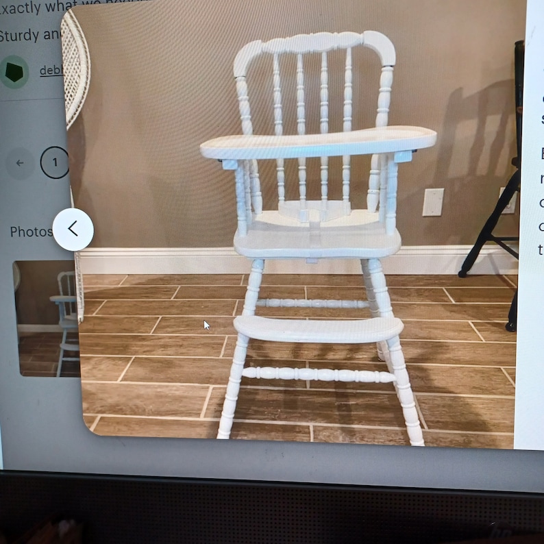 Puede incluir: Una trona de madera blanca con un dise&ntilde;o de respaldo de husillos, una bandeja plana, un asiento y un reposapi&eacute;s. La silla est&aacute; construida con patas torneadas y travesa&ntilde;os de soporte, proporcionando una estructura estable con un acabado uniforme.