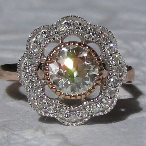 Old European Cut (OEC) Classique Moissanite Mohn Verlobungsring mit 14K Rose Gold Milgrain Lünette und Diamant Halo