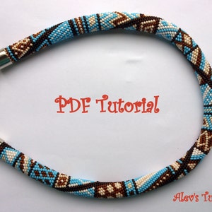 Peut inclure: Un collier de perles avec un motif géométrique dans les tons de bleu, marron et blanc. Il est doté d'un fermoir et d'une chaîne argentés. Le texte "PDF Tutorial" est en rouge. Le texte "Alev's Tutorials" est en rouge.