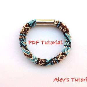 Peut inclure: Un bracelet en perles avec un motif géométrique dans les tons de brun, bleu et blanc. Le bracelet a un fermoir magnétique et est fait de perles de rocaille. L'image comprend le texte "PDF Tutorial".