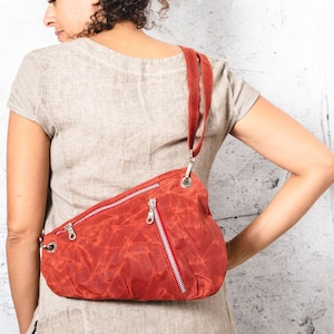 Gewachste rote Canvas Sling Bag Vegan
