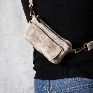 Sac banane en cuir marron ou végétalien, nombreuses poches