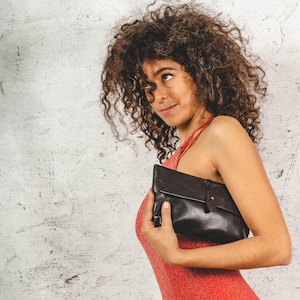 Clutch de couro preto com porta-cartões de crédito