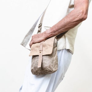 Vegan gewachschte Canvas Beige Man Sling Bag