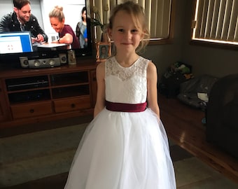 Vestido de niña de las flores con encaje, vestido de tul color marfil claro, fajín color burdeos.