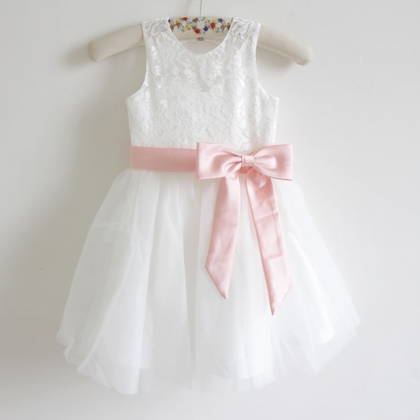 Vestido de niña de las flores de encaje, tul color marfil, cinta rosa pálido