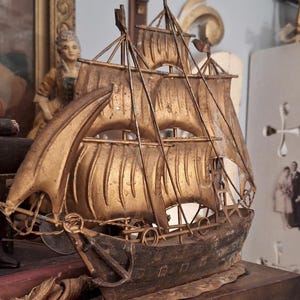Barco clipper de hojalata antiguo
