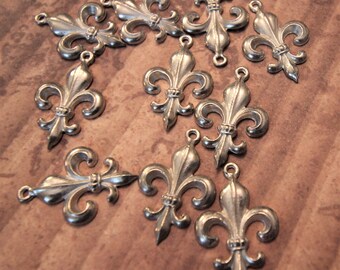 Fleur de Lis Charms - Silver Charms - Jewelry Making Supply - Destash