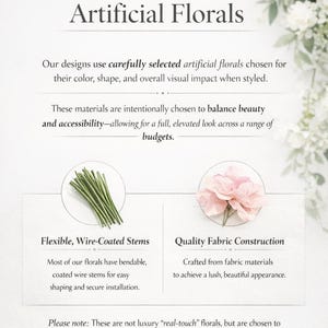 Pu&ograve; includere: Un grafico informativo sui fiori artificiali. Il testo recita &laquo;Informazioni sui nostri fiori artificiali&raquo;. Evidenzia caratteristiche come steli flessibili, rivestiti in filo metallico e costruzione in tessuto di qualit&agrave;. L'immagine include un mazzo di steli verdi e un fiore rosa.