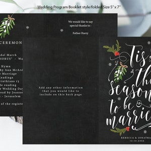 Puede incluir: Un folleto de programa de boda de pizarra negra con un tema invernal. La portada presenta el texto "Tis the season to be married" con ilustraciones de muérdago y acebo. La contraportada incluye los detalles de la ceremonia de boda y un espacio para información adicional.
