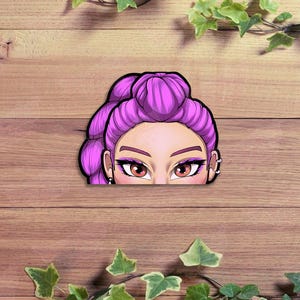 Pu&ograve; includere: Un adesivo con un'illustrazione a cartoni animati del volto di una donna con capelli viola e occhi marroni. L'adesivo &egrave; ambientato su uno sfondo di legno con edera verde.