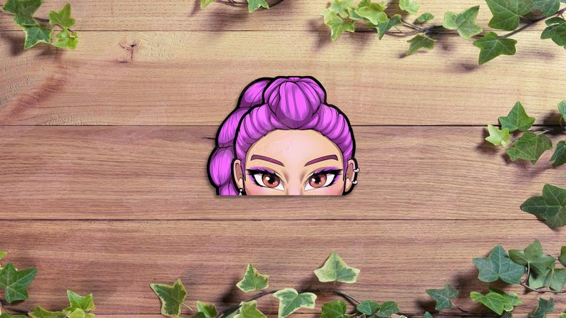 Pu&ograve; includere: Un adesivo con un'illustrazione a cartoni animati del volto di una donna con capelli viola e occhi marroni. L'adesivo &egrave; ambientato su uno sfondo di legno con edera verde.