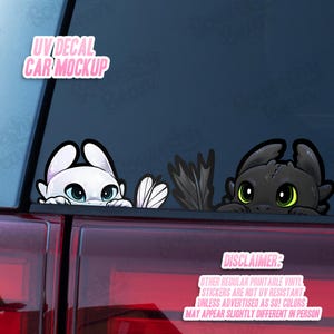 以下が含まれることがあります： 車のデカールで、2匹の漫画のドラゴンが表面から覗いています。1匹は青い目の白、もう1匹は緑の目の黒です。デカールのテキストは「UV DECAL CAR MOCKUP」と「免責事項：その他の通常の印刷可能なビニールステッカーは、そうでない限りUV耐性はありません！色は実際にはわずかに異なる場合があります。」