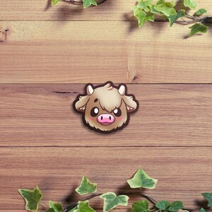 かわいい茶色のふわふわ牛のミニステッカー | かわいいステッカー | 牛のステッカー | かわいい牛 | 赤ちゃん動物 | チョコレート牛 | ふわふわ牛 | イチゴ