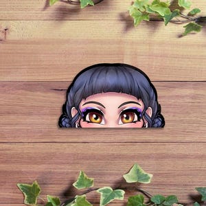 Pu&ograve; includere: Un adesivo con un'illustrazione stilizzata di un volto con capelli blu scuro e occhi grandi ed espressivi. Gli occhi sono marroni con ombretto viola. L'adesivo &egrave; ambientato su uno sfondo di legno, con edera verde.