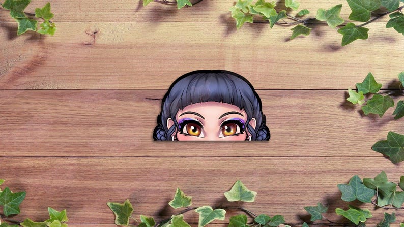 Pu&ograve; includere: Un adesivo con un'illustrazione stilizzata di un volto con capelli blu scuro e occhi grandi ed espressivi. Gli occhi sono marroni con ombretto viola. L'adesivo &egrave; ambientato su uno sfondo di legno, con edera verde.