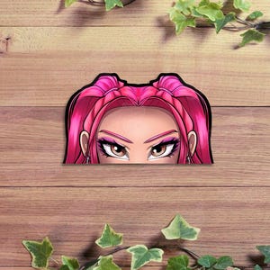 Pu&ograve; includere: Un adesivo con un'illustrazione stilizzata del volto di una donna, incentrata sugli occhi e sui capelli rosa. Gli occhi sono marroni con ombretto viola e i capelli sono di un rosa vibrante. L'adesivo ha un contorno nero.