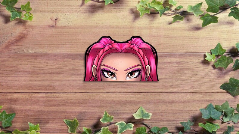 Pu&ograve; includere: Un adesivo con un'illustrazione stilizzata del volto di una donna, incentrata sugli occhi e sui capelli rosa. Gli occhi sono marroni con ombretto viola e i capelli sono di un rosa vibrante. L'adesivo ha un contorno nero.