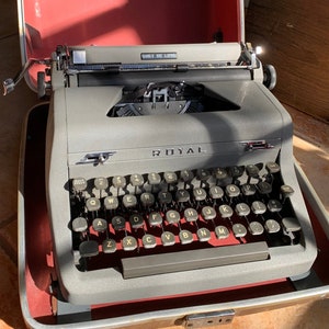 Vintage 50s Royal Quiet De Luxe Typewriter