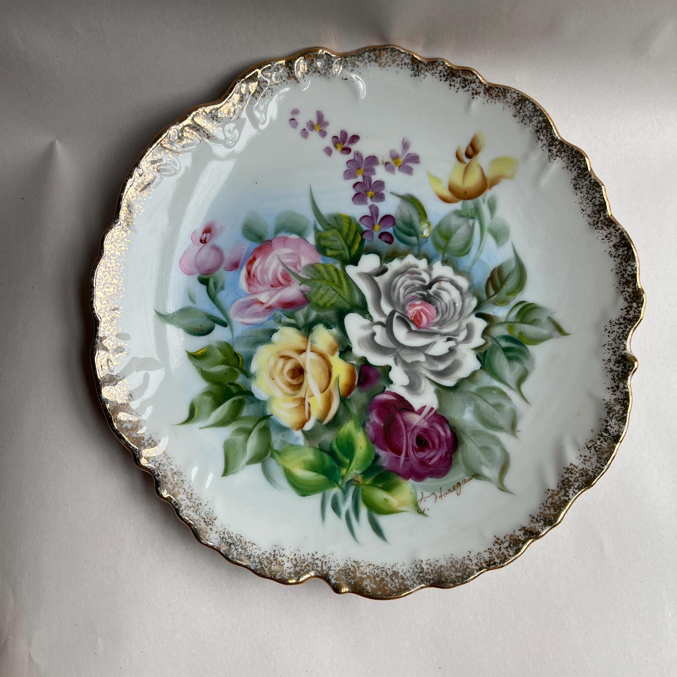 T Hasegawa Japan Rose Bouquet Wall Plate: Gold Scalloped Edge
