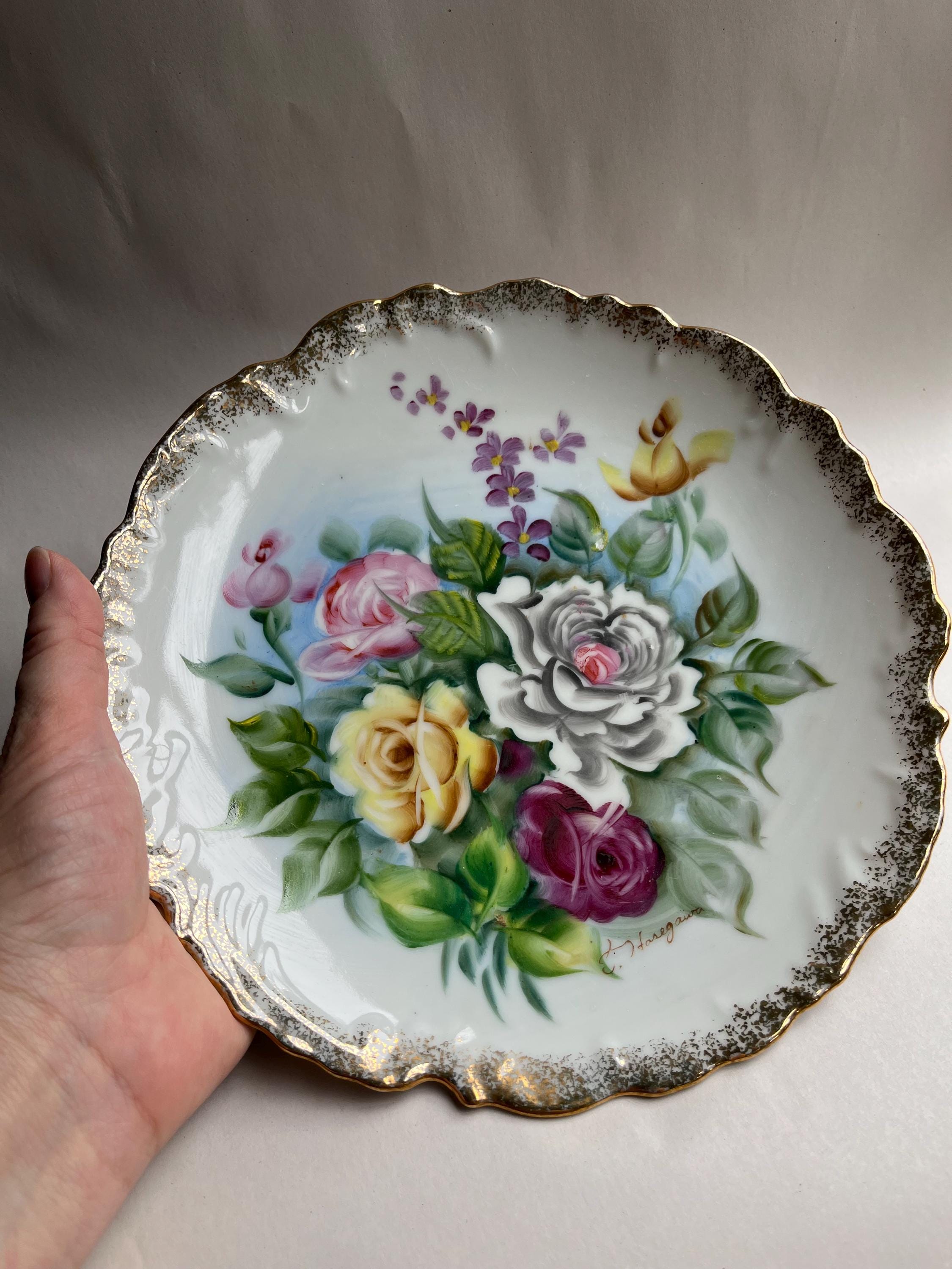 T Hasegawa Japan Rose Bouquet Wall Plate: Gold Scalloped Edge