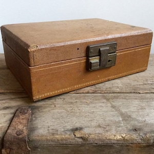 Distressed Brown Leatherette Jewelry Box