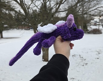 Marioneta de dragón de ganchillo hecha a mano