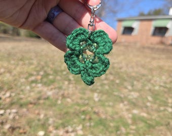 Llavero de trébol de cuatro hojas con cuentas de crochet hecho a mano
