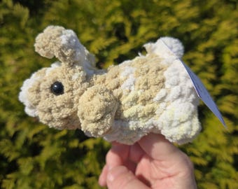 Marioneta de dedo de mini conejito hecha a mano con ganchillo