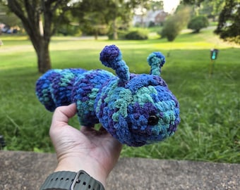 Mini pelota antiestrés de oruga tejida a crochet para escritorio