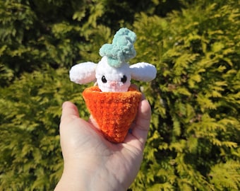 Conejito de ganchillo hecho a mano en un juguete antiestrés con forma de zanahoria