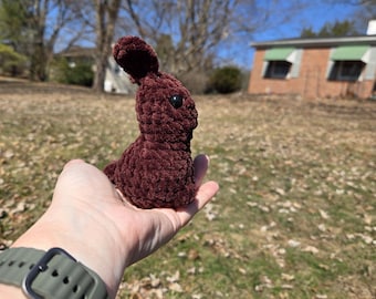 Conejito de chocolate hecho a mano con ganchillo