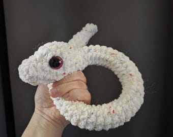 Marioneta de serpiente de ganchillo hecha a mano