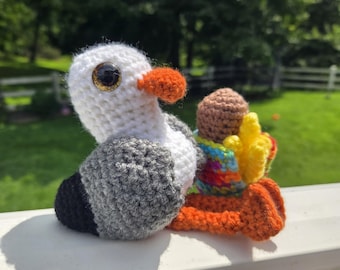 Gaviota de peluche tejida a crochet con pescado y patatas fritas robadas