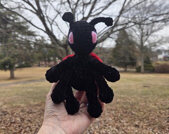 Mariquita de peluche hecha a mano de ganchillo