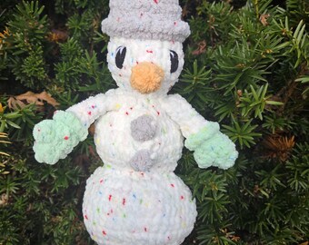 Muñeco de nieve de ganchillo para acurrucarse